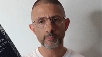 Polémica en España: un escritor fingió su muerte para promocionar un libro en contra de la ideología queer