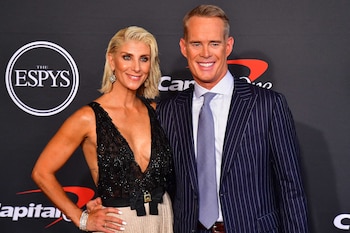 Joe Buck advirtió que una complicación de implantes en 2011 le dañó las cuerdas vocales y expuso el riesgo que la presión de la televisión puede tener en estas intervenciones (Gary A. Vasquez-USA TODAY Sports)