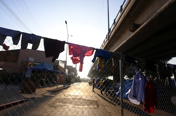 Central American migrants wait to