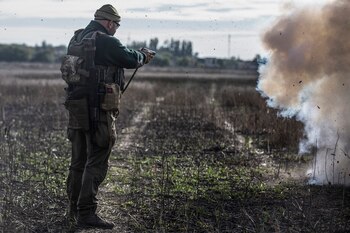 Oleksiy usa su arma para