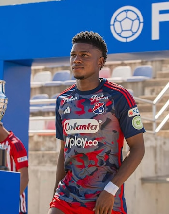 Él es Jhan Mena, quien ya acumula cuatro partidos como futbolista profesional y renovó contrato con el club en julio de 2026 - crédito DIM
