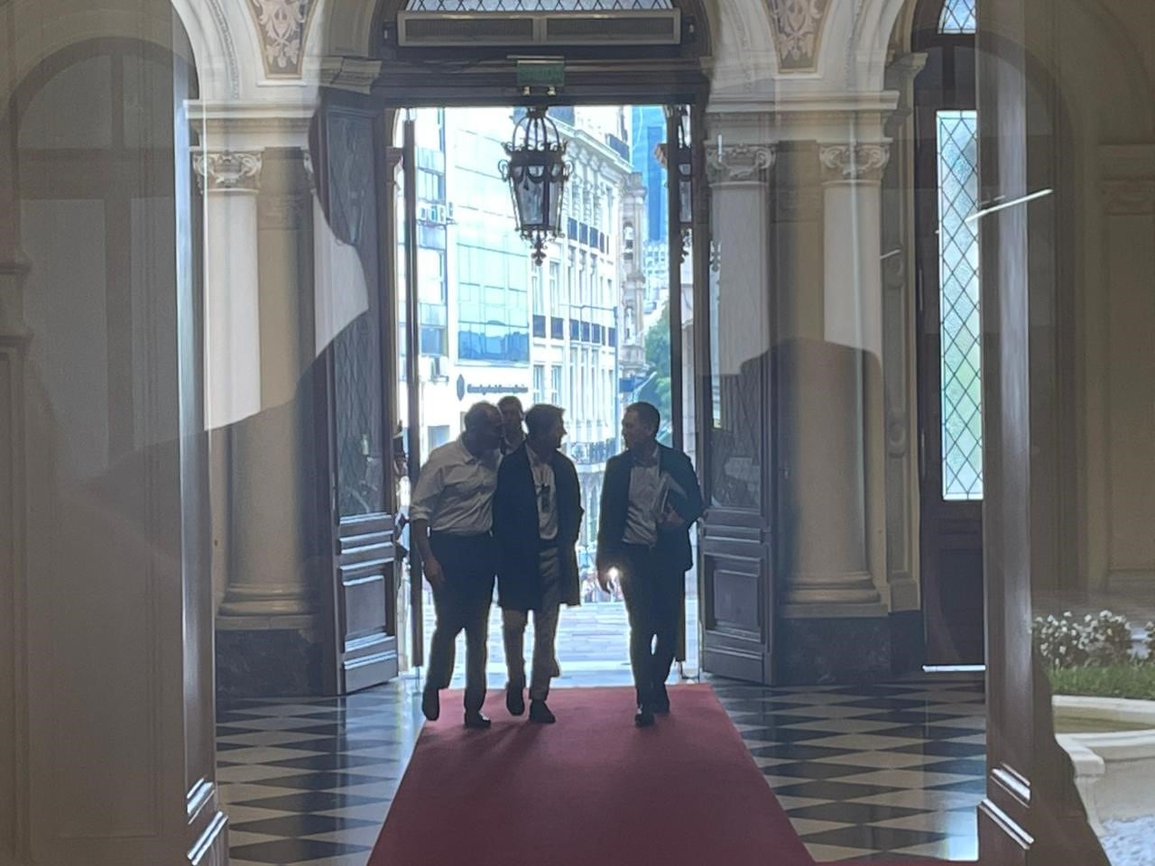 Eduardo Lule Menem, Santiago Caputo y Diego Santilli entran a la Casa Rosada en Buenos Aires, cruzando el umbral de la histórica sede gubernamental (Julián Alvez)