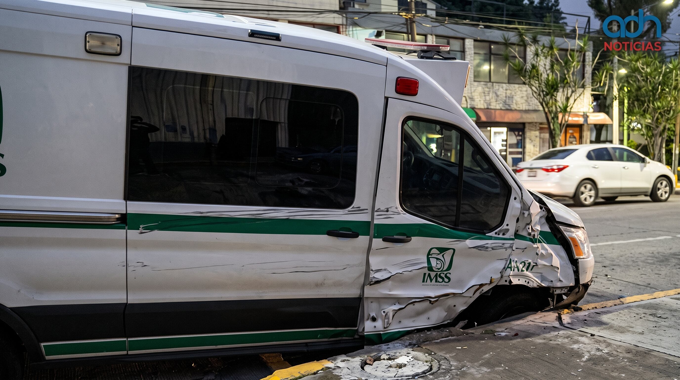Ambulancia del IMSS choca y atropella a joven en Azcapotzalco; conductor detenido