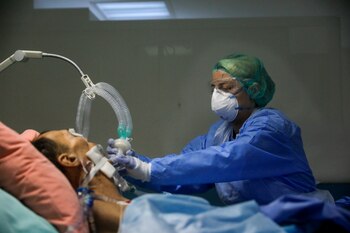 La cuarta pauta de la OPS para considerar que, ante el dilema de asignar recursos escasos entre muchos pacientes, se debe priorizar a quienes tienen la tarea de salvar las vidas de otros REUTERS/Giorgos Moutafis