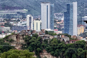 La inseguridad eleva los costos en protección, seguros y logística, reduce la competitividad y desalienta nuevas inversiones en América Latina y en Honduras. EFE/ Gustavo Amador