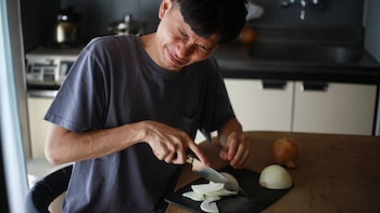 El truco definitivo para no llorar mientras cortas cebolla, según una bióloga