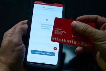 Una persona vinculando su tarjeta de transporte público personal a su móvil. (Europa Press)