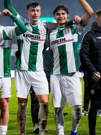 En la temporada con el FC Dordrecht, el joven mexicano sumó mil 365 minutos de juego y anotó cuatro goles, mostrando regularidad en la cancha. (Instagram/ @stephanocarrillo)
