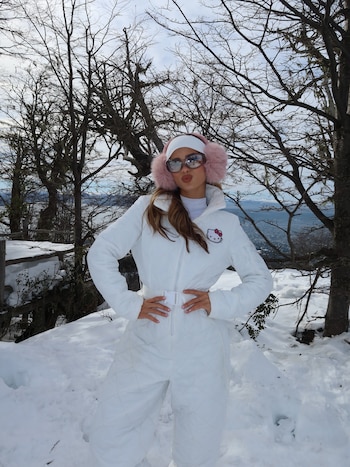 Con mameluco blanco y orejeras rosas, Poggio se fotografió en los cerros nevados de Bariloche