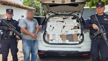 La Policía Nacional Civil capturó a William Alfredo T. en Sesori por transportar 30 cajas de cigarrillos de contrabando. (Cortesía: PNC de El Salvador)