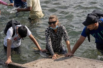 Una mujer tras finalmente llegar