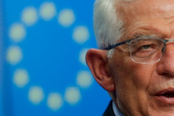 El alto representante para la Política Exterior de la Unión Europea, Josep Borrell, y la ministra de Exteriores de Australia, Marise Peyne, acordaron este lunes en Nueva York mantenerse en "contacto" y "trabajar para superar los desafíos" creados por el acuerdo de defensa firmado por ese país, Estados Unidos y Reino Unido, conocido como AUKUS. EFE/EPA/STEPHANIE LECOCQ