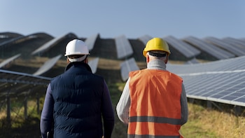 Dos trabajadores en una instalación