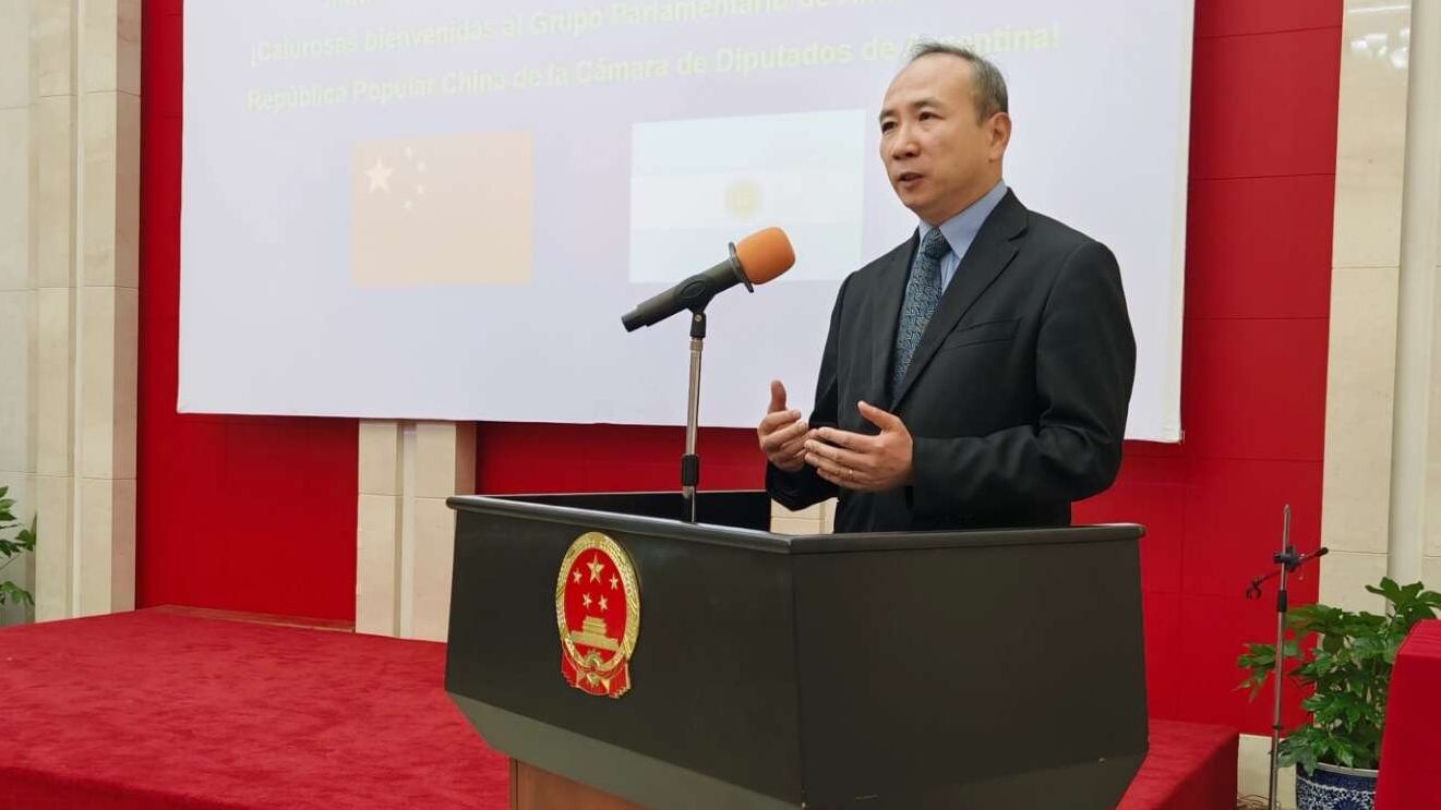El Embajador de China en Argentina, Wang Wei, interviene durante una exposición con diputados argentinos sobre el Grupo Parlamentario de Amistad en noviembre de 2024. (Embajada de China)