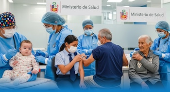 Personal médico administra vacunas a un bebé, una niña, un hombre y una mujer mayor en un centro de salud con carteles del Ministerio de Salud.