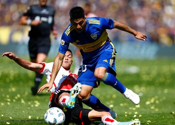 Marcelo Herrera fue una de las figuras de la tarde y en la imagen marca un ataque de Juan Ramírez. Foto: REUTERS/Cristina Sille