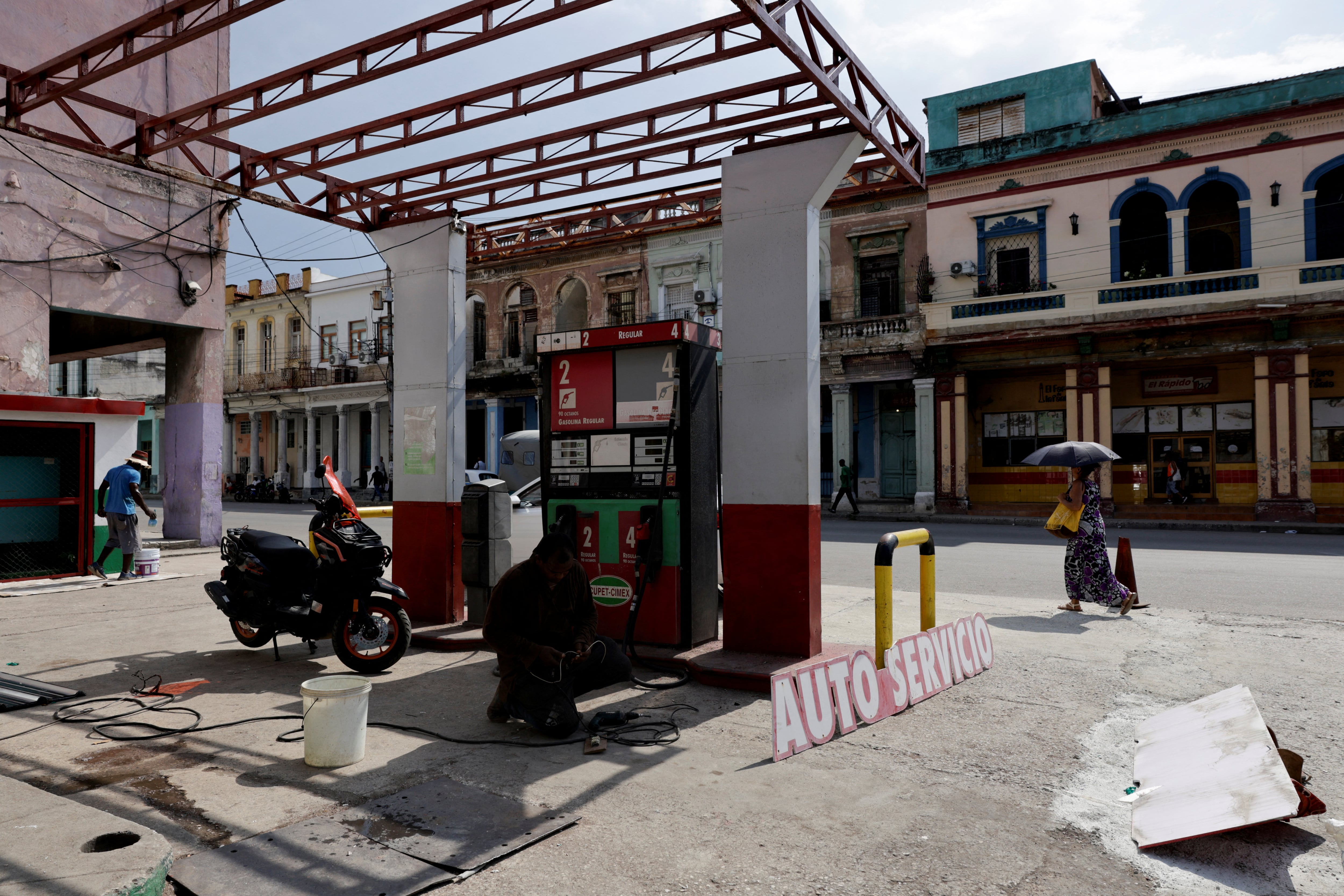 La escasez de combustible es otro de los problemas que aquejan los cubanos. (Infobae Cuba/ REUTERS/Norlys Pérez)