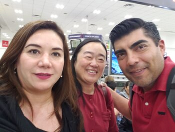 Leticia Maki Teramoto (en medio)