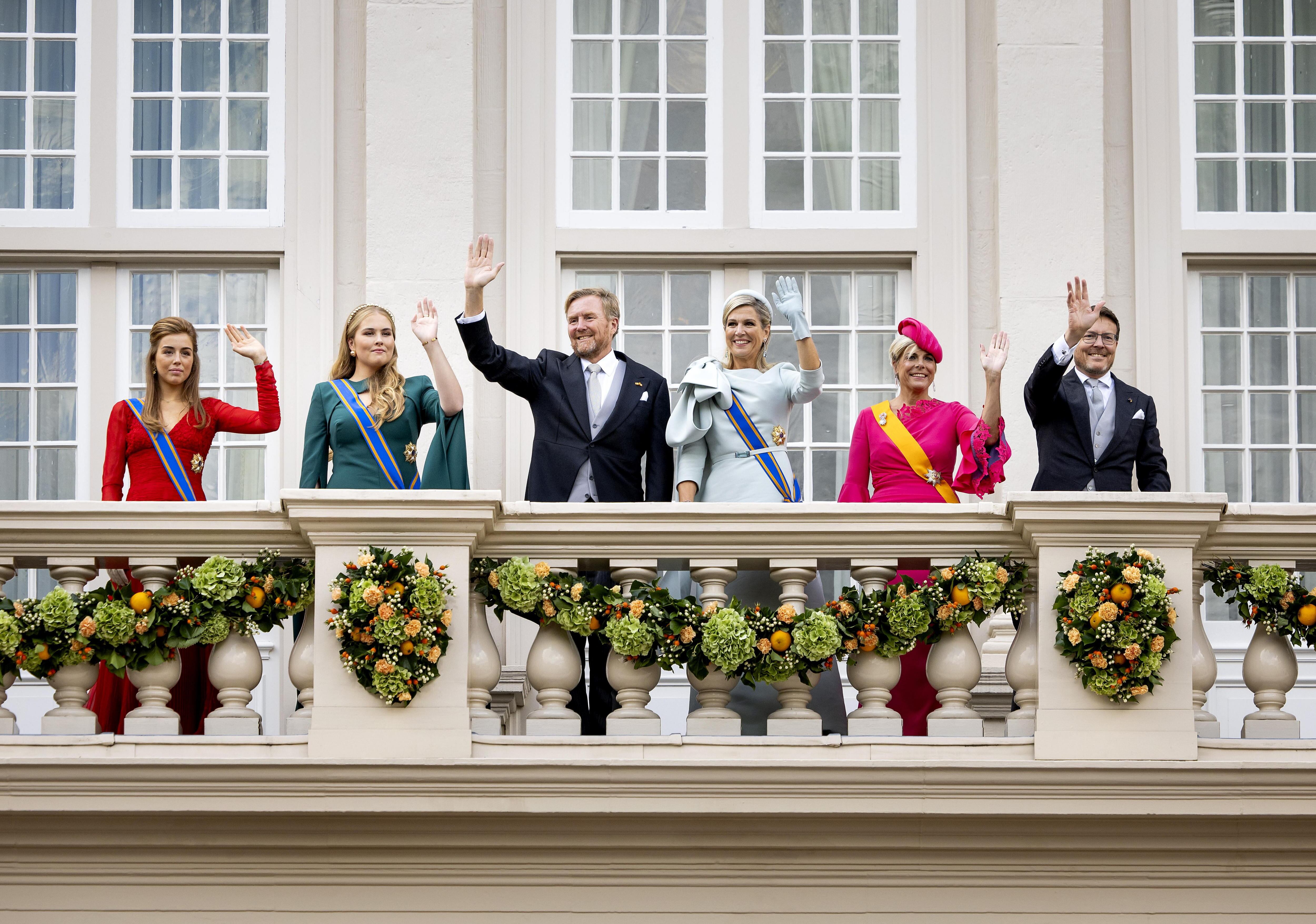 (L-R) la princesa holandesa Alexia, la princesa holandesa Amalia, el rey holandés Willem-Alexander, la reina holandesa Maxima, la princesa holandesa Laurentien y el príncipe holandés Constantijn saludan desde el balcón del Palacio Noordeinde después de la Lectura del rey del discurso desde el trono durante las celebraciones del Día del Presupuesto o del Día del Príncipe en La Haya(EFE/EPA/REMKO DE WAAL)
