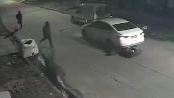 Violento ataque en Quilmes: balearon a un remisero que se resistió al robo de su auto y destrozó la moto de los asaltantes