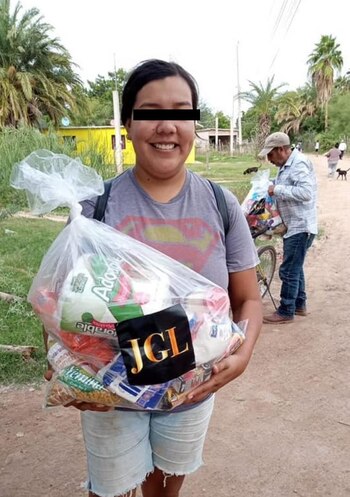 Algunas personas sonrieron en las