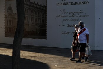 En general, los resultados del estudio de Texas indican que la experiencia de las primeras semanas de la pandemia global no erosionó la satisfacción de la relación en promedio, y las personas incluso se volvieron más indulgentes y menos culpables de los comportamientos negativos de su pareja (EFE/Paolo Aguilar/Archivo)