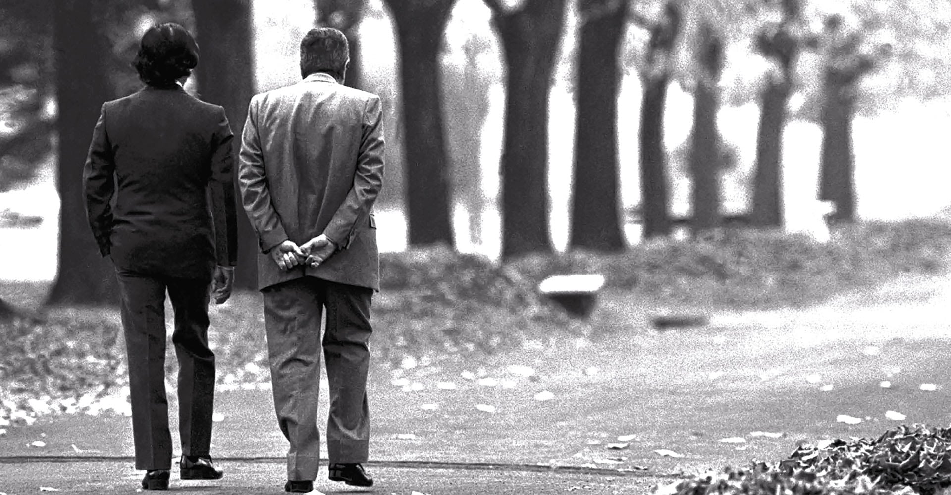 Alfonsín junto al expresidente Menem de espaldas caminando por los jardines de Olivos. “A mí Alfonsín me confesó que lo había convocado para proponerle el adelanto de la asunción. Él le preguntó a Menem cuándo quería asumir y la respuesta fue: ‘ya’”, recordó Bugge (Foto/Víctor Bugge)