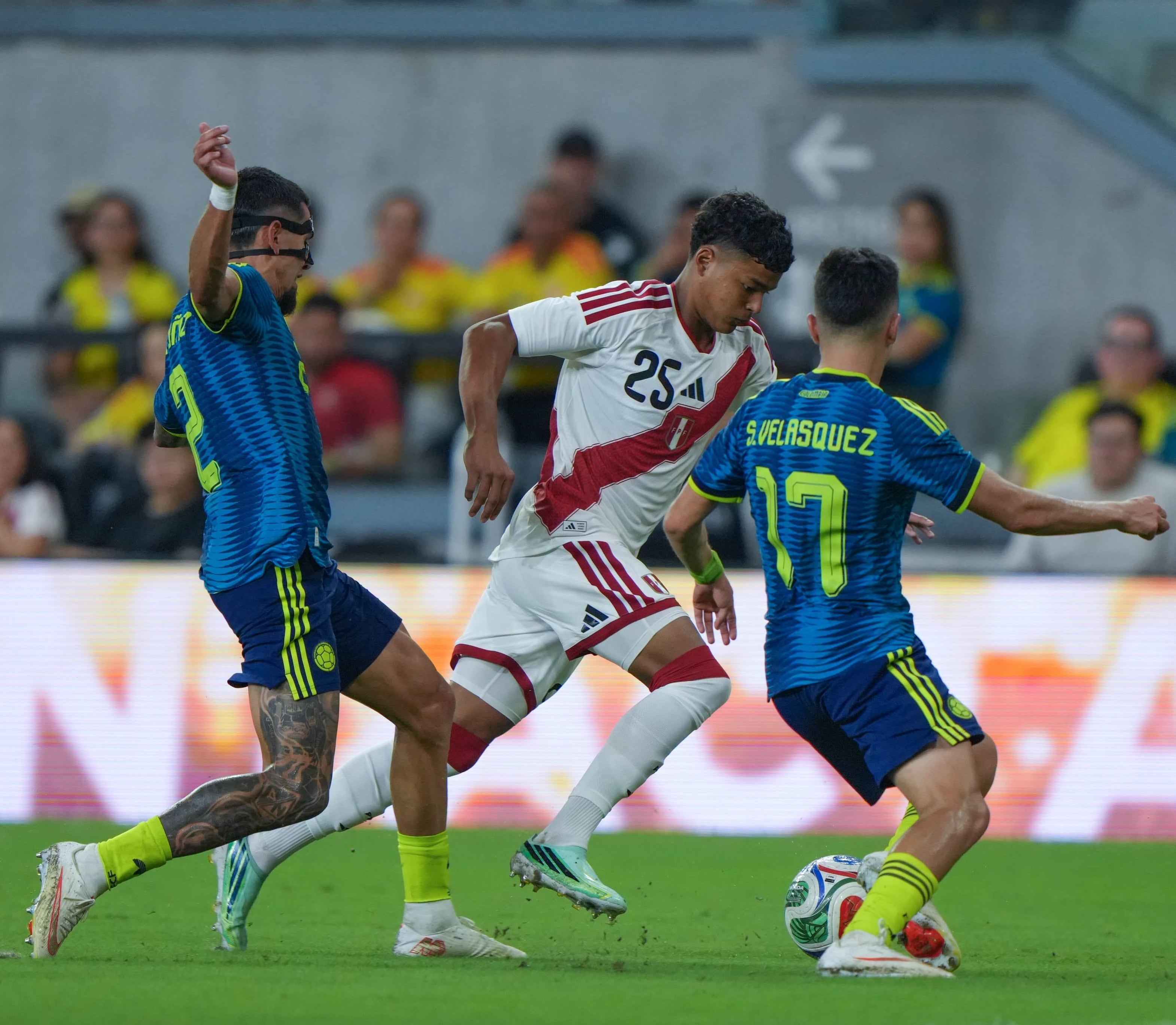 Matías Zegarra (19), que jugó ante Colombia, fue el jugador más joven de la selección peruana que debutó con Mano Menezes. - créditos: FPF