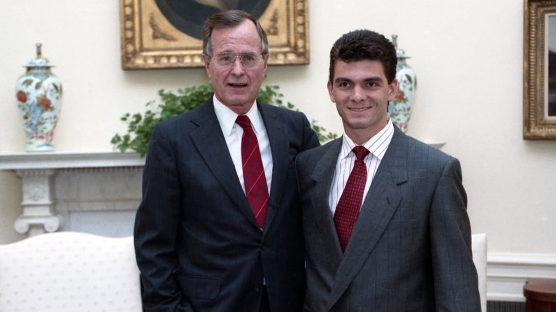 La Fundación George y Barbara Bush publicó fotos inéditas de un encuentro que sostuvieron en 1990, Jaime Paz Zamora y George Bush, expresidentes de Bolivia y EEUU, respectivamente, junto a sus hijos, dos de los cuales luego serían presidentes de ambos países.