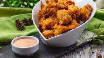 Receta de palomitas de pollo en freidora de aire, un picoteo fácil, riquísimo y más ligero