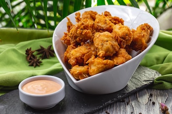 Cómo hacer palomitas de pollo caseras (Magnific)