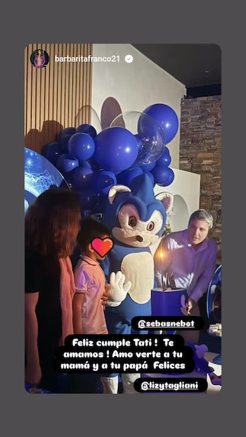 Lizy Tagliani, un niño con el rostro cubierto por un emoji, un disfraz del personaje Sonic y Sebastián Nebot junto a una torta de cumpleaños