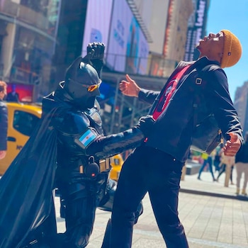 En su traje tiene la