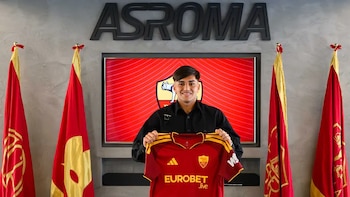 Furor en Italia: Roma presentó el goleador argentino Santiago Castro como fichaje estelar