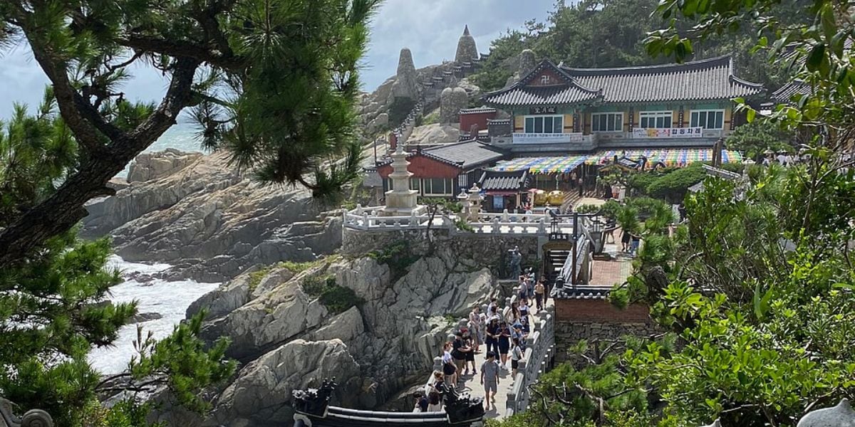 Las esculturas y monumentos de Haedong Yonggungsa, incluidas figuras de la diosa de la compasión y leones de piedra, integran simbolismos de protección y emociones humanas (Wikipedia)