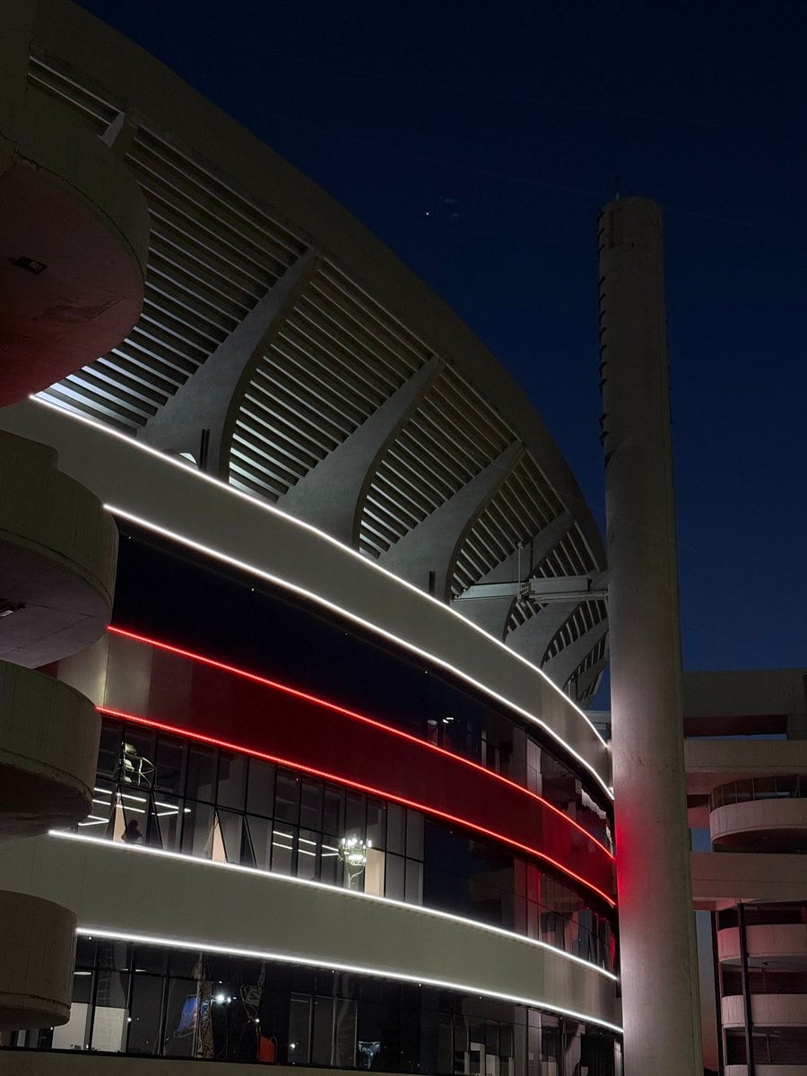 En la fachada de la tribuna Sívori se colocaron más de 1.000 metros de tiras LED de alta eficiencia