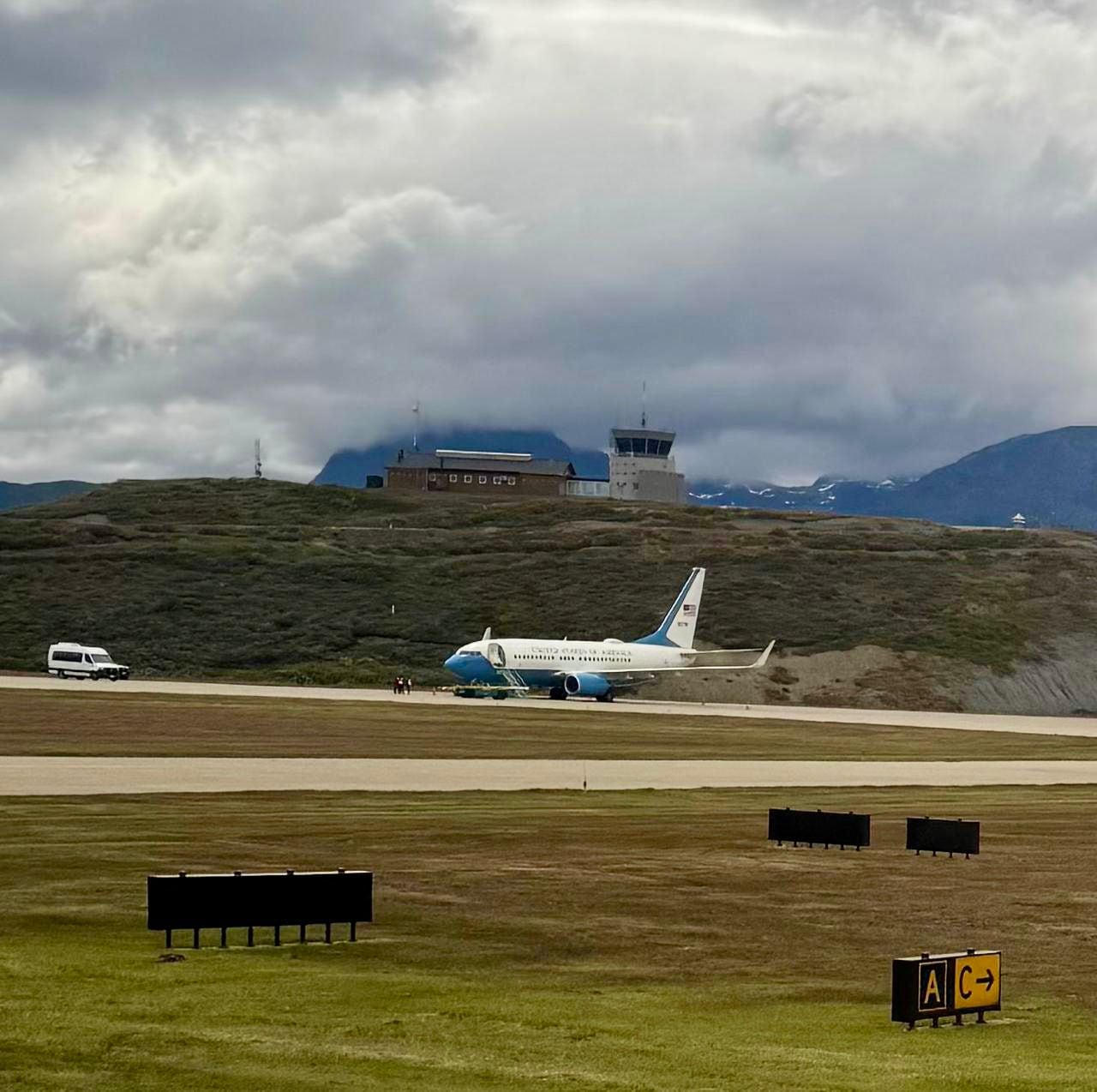 Otra imagen del avión militar de Estados Unidos que llegó con legisladores republicanos y demócratas
