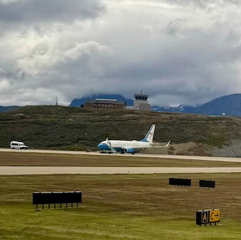 Otra imagen del avión militar