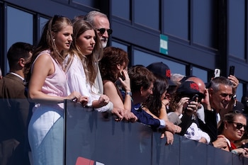El rey Felipe con la princesa Leonor y la infanta Sofía en la F1 (EFE)