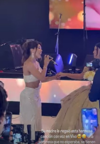 Karen Dejo sorprendió a su hija en sus 15 años con un regalo especial y le dedicó una canción en vivo. Captura: IG @karendejoy.