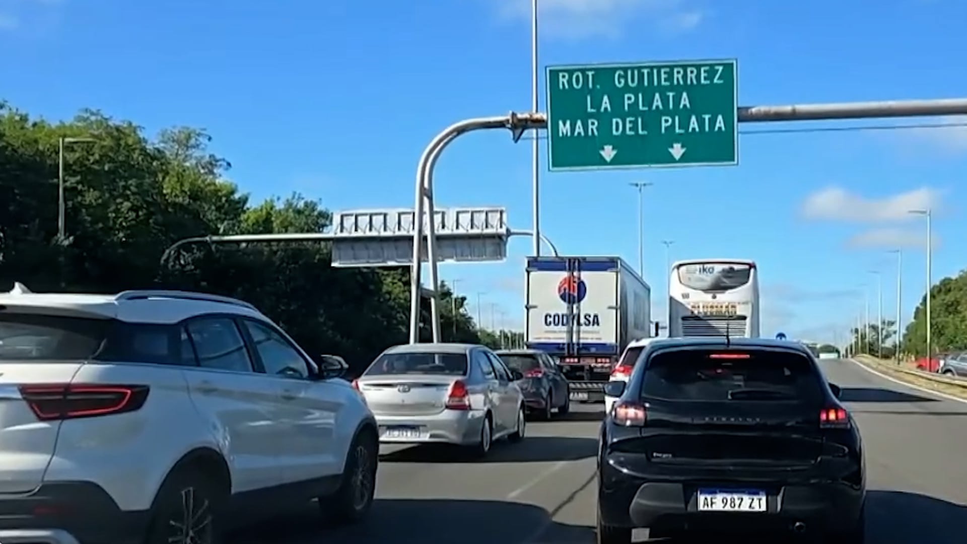 Saliendo desde Buenos Aires, la primera parte del viaje se hace por la autopista a La Plata, donde la velocidad máxima es de 130 km/h.