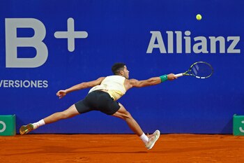 Alcaraz intenta llegar a una