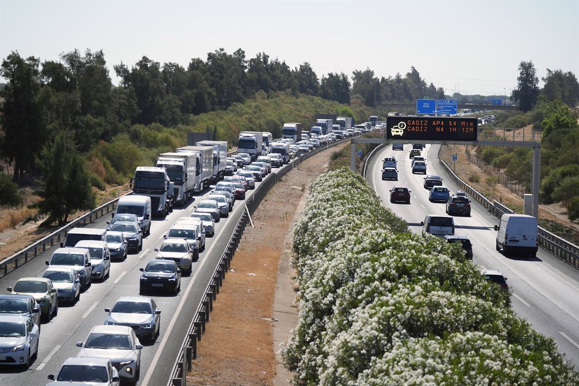 Andalucía pide una reunión "urgente" a Transportes para buscar solución al "atasco permanente" de la AP-4