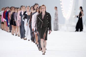 Chanel de la mano de su directora creativa, Virginie Viard presentó su colección ready-to-wear en Paris. Con modelos y transmisión vía streaming, un deslumbrante desfile se llevó a cabo en la semana de la moda parisina