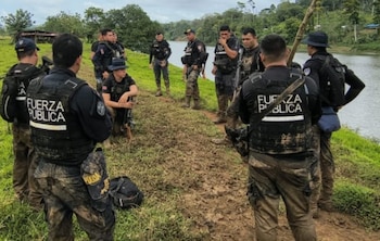 Algunos presuntos oreros atacaron a los policías utilizando armas de fuego, machetes y herramientas metálicas. Crédito: Ministerio de Seguridad Pública