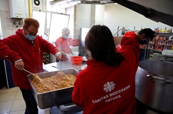 Los voluntarios de Caritas preparan