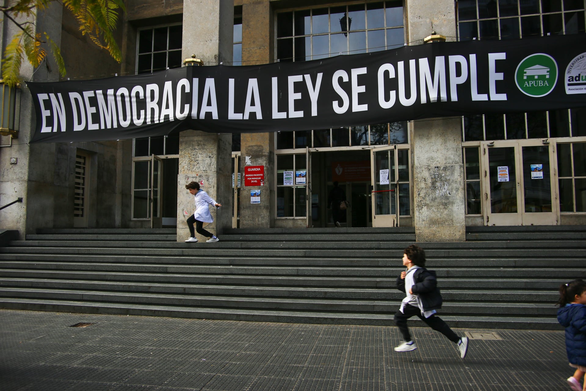 La protesta en el centro porteño funcionó como antesala de la quinta marcha federal universitaria convocada en todo el país (RS Fotos)