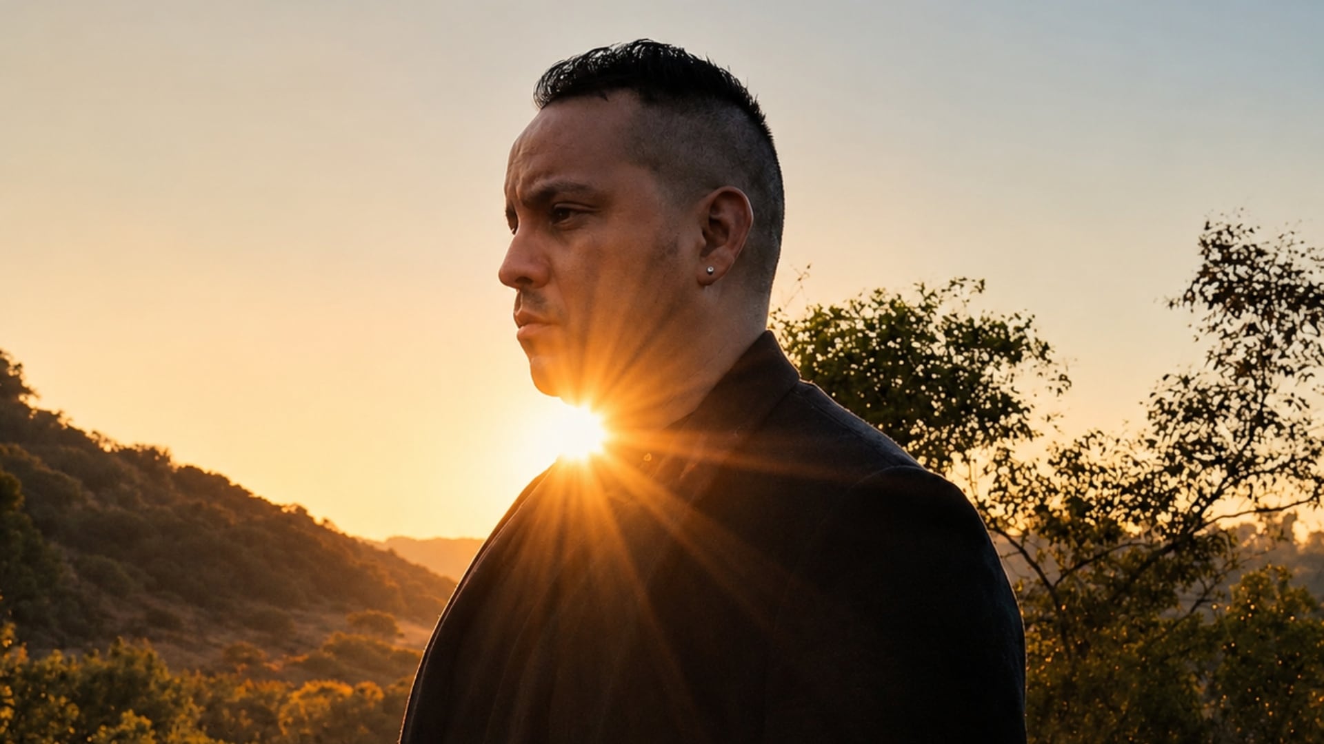 Pablo Preciado, el artista detrás de 'Canciones dedicadas', su álbum debut tras años de producción, posa con el sol poniente de fondo. (Pablo Preciado: Instagram)