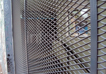 Se fracturó un hombro al caerse en las escaleras de un túnel peatonal: la Justicia culpó al municipio, pero le quitó parte de la indemnización
