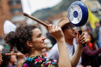 Una mujer golpea una olla